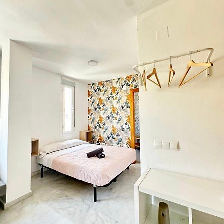 Apartamentos Playa Misericordias Малага Экстерьер фото